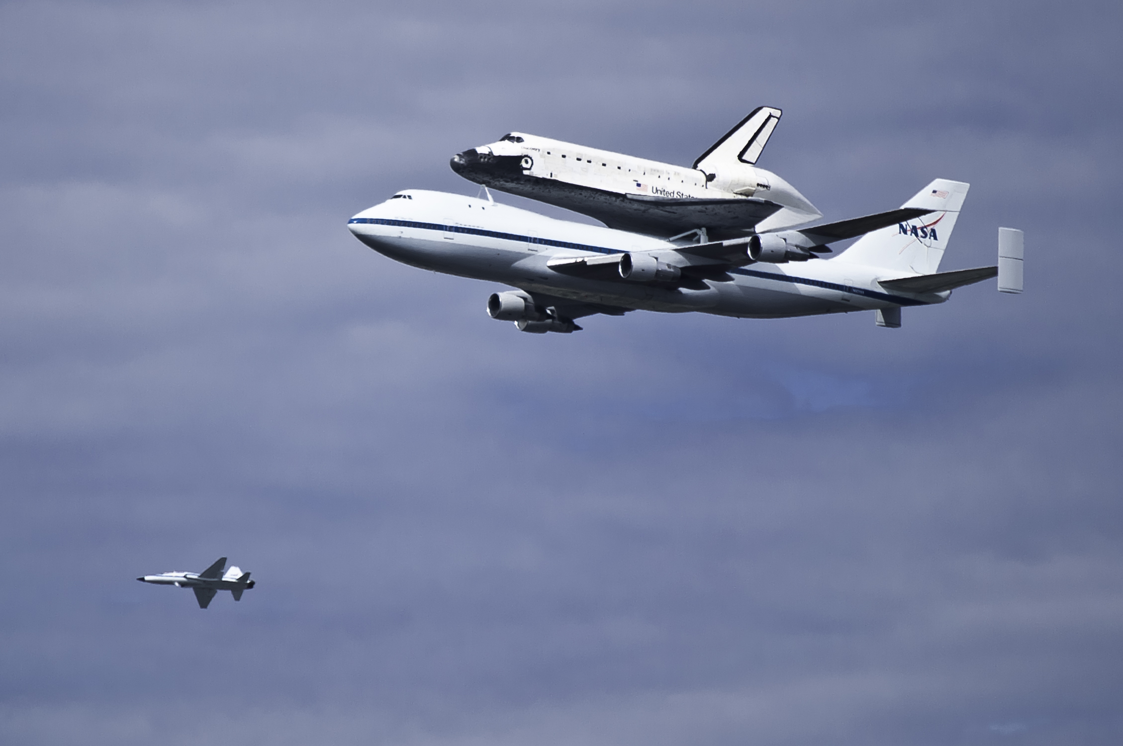 Aeroplans - La navette Discovery au dos du B747 modifié lors de son passage au dessus de Washington D.C.