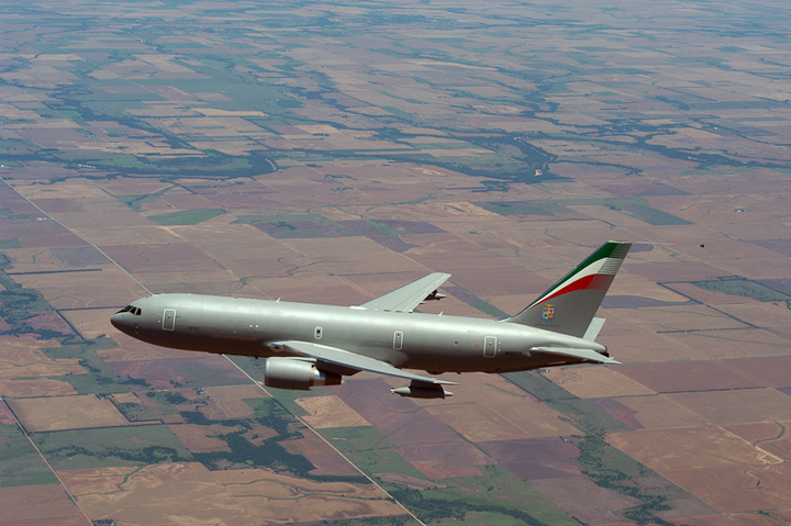 Aeroplans - One of four italian KC-767 aerial refueling  tankers in flight test over Kansas © Boeing