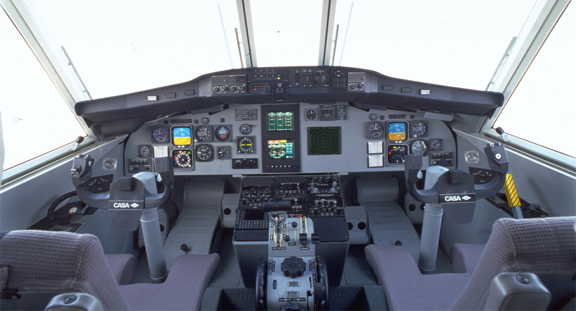 Aeroplans - Cockpit d'un C212 © Airbus SAS