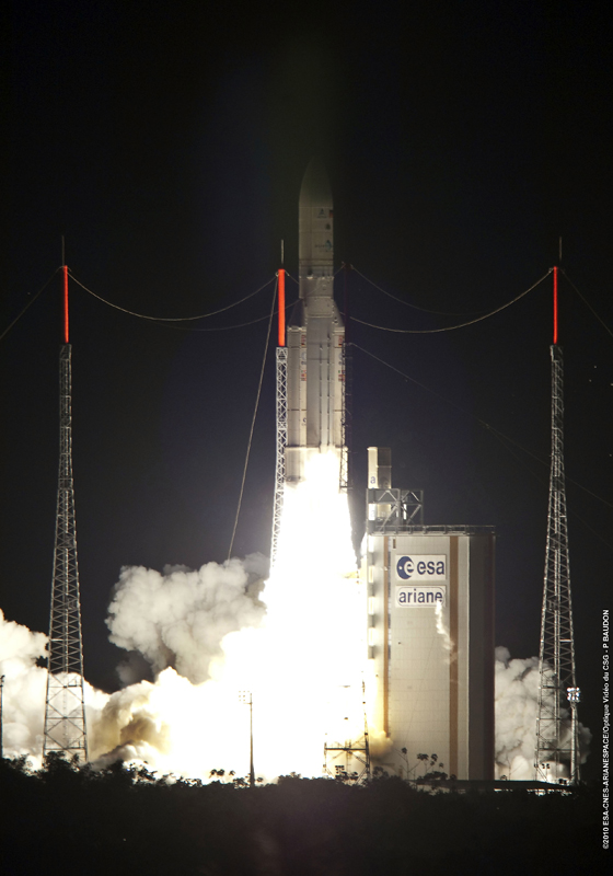 Aeroplans - Décollage réussi pour la cinquantième Ariane 5 © Arianespace
