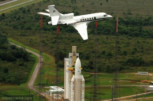Aeroplans - Un Falcon patrouille au Centre Spatial Guyanais (Credits meretmarine)