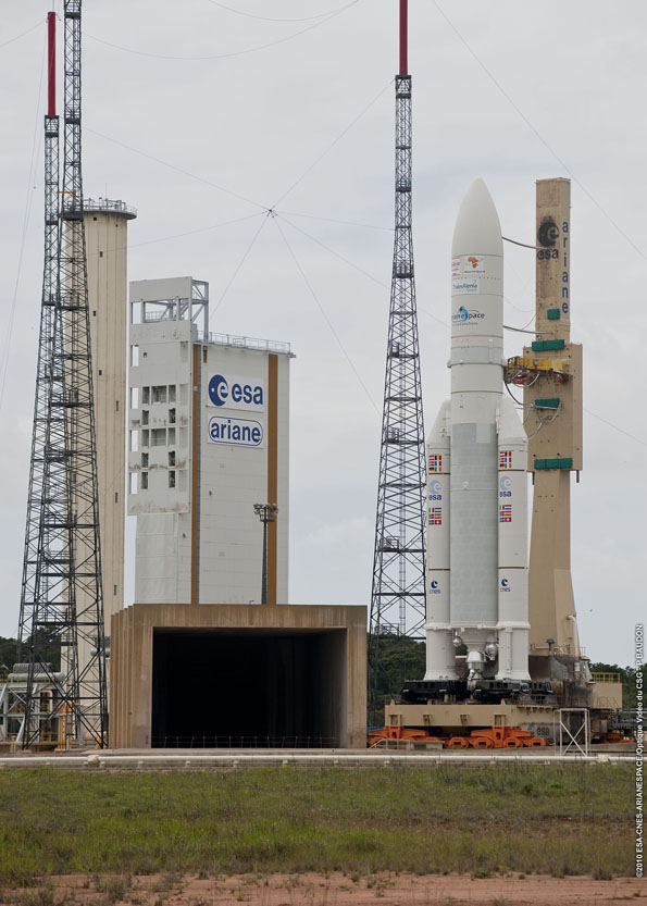 Aéroplans - Le lanceur L554 arrive sur la ZL3 (photo Arianespace).