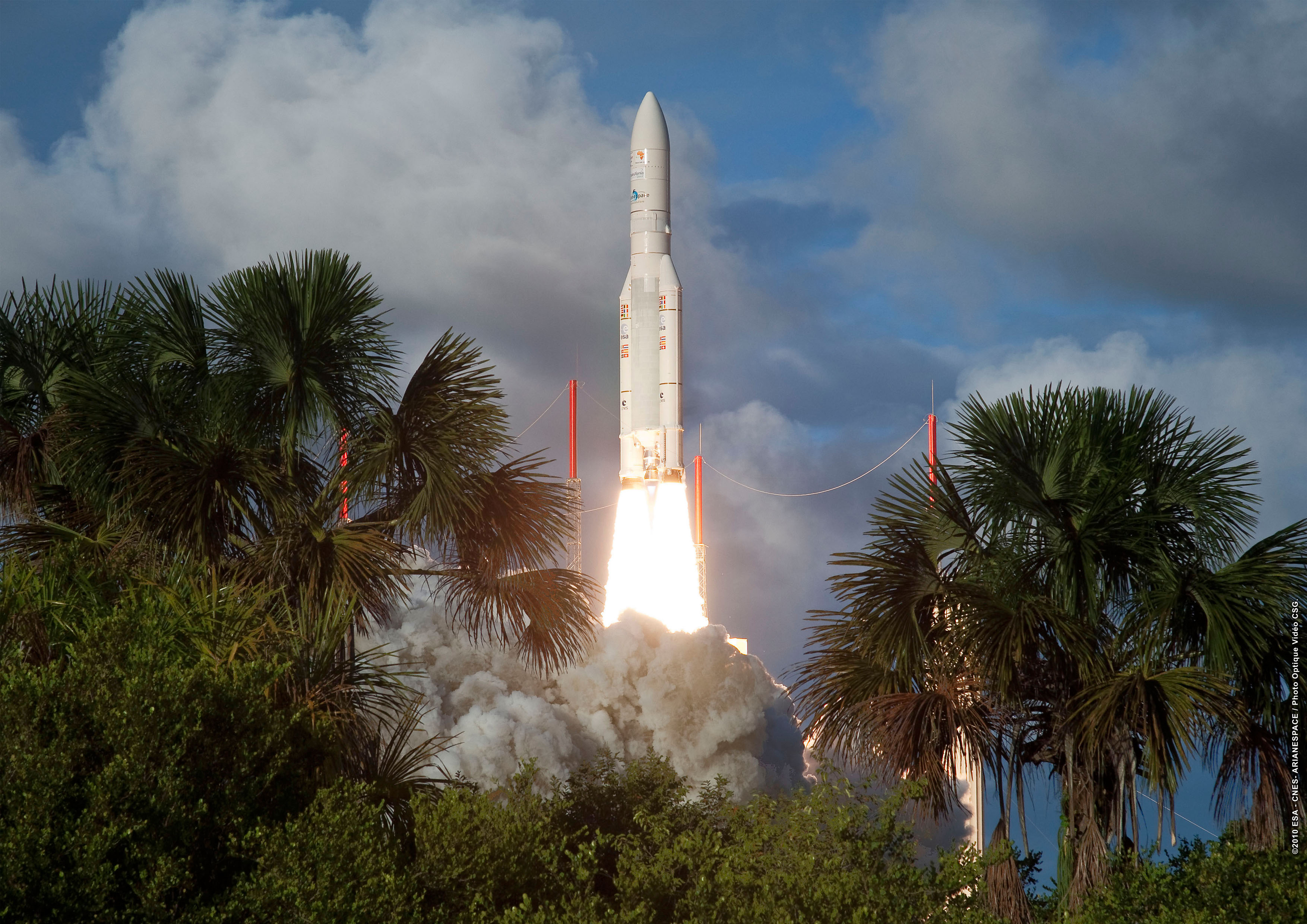 Aeroplans - Ariane 5 au décollage pour V196 (Credits ESA CNES Arianespace)