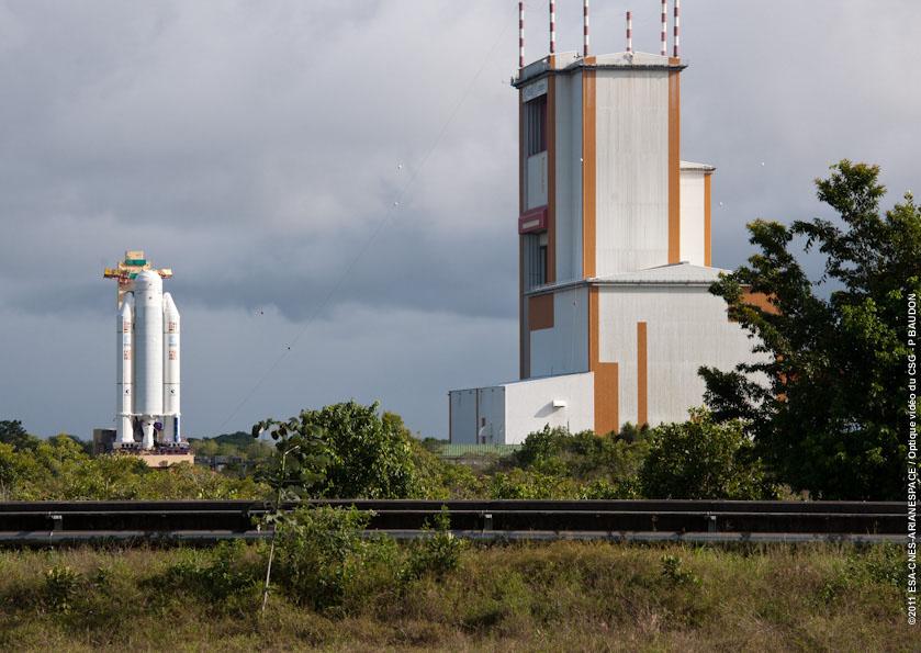 Le lanceur Ariane 5 ES est transféré au BAF (crédit : CNES/ESA/Arianespace)