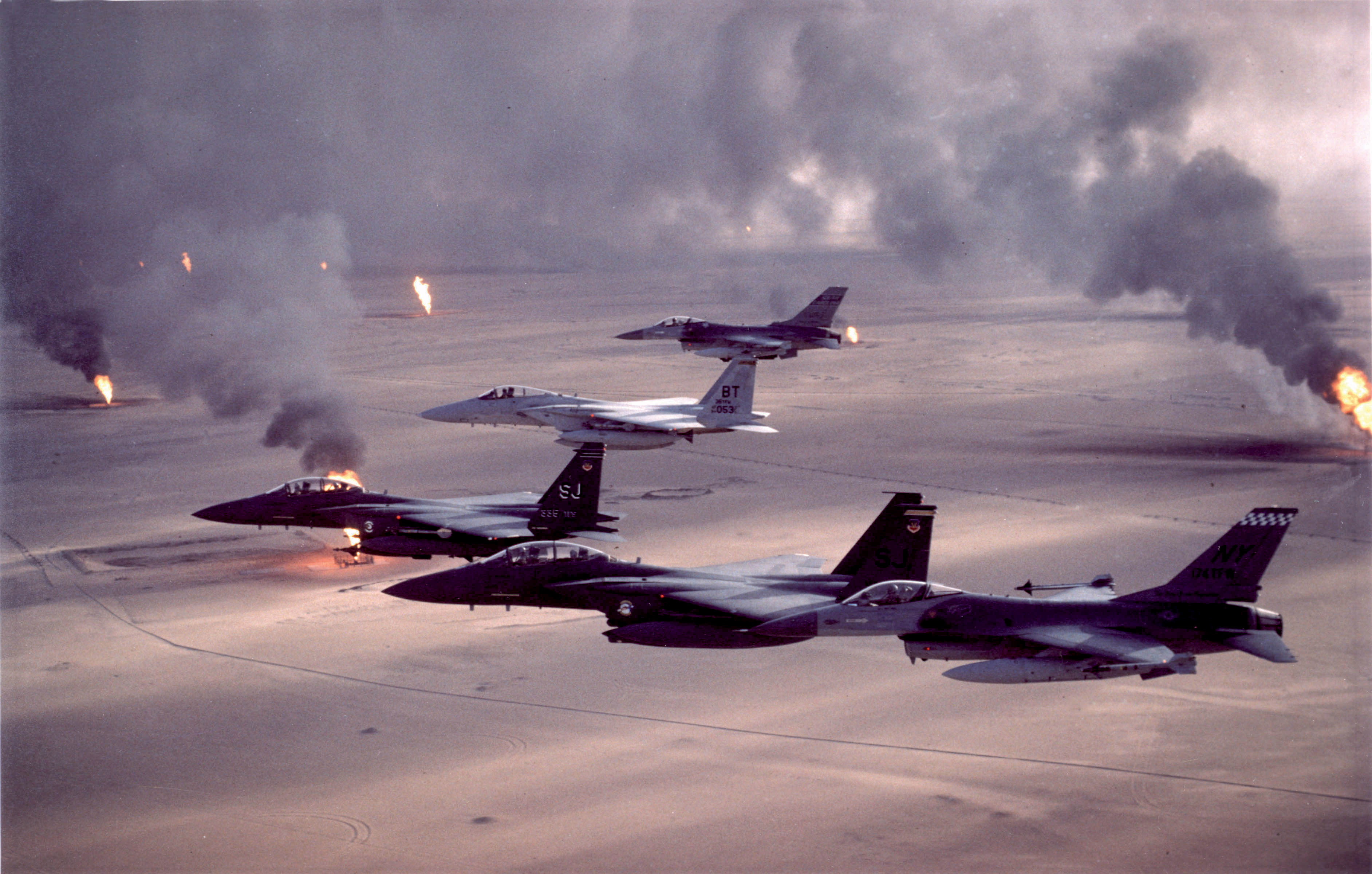 Aeroplans - F-15 et F-16 survolant des champs de pétrole en feu durant l'opération Desert Storm