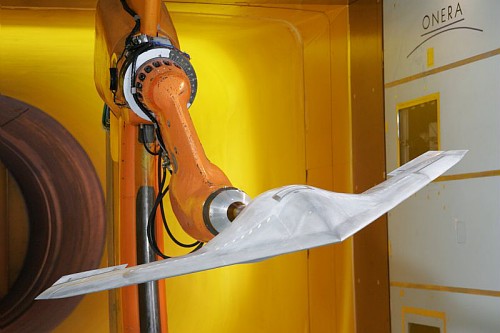 Aeroplans - Maquette du nEUROn lors d'essais en soufflerie à l'ONERA © ONERA 
