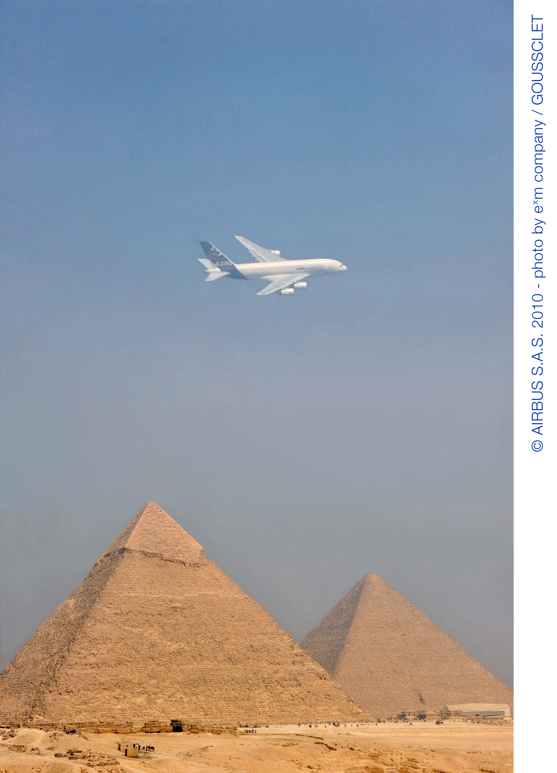 Aeroplans - A380 au dessus des pyramides d'Egypte © Airbus S.A.S (2010)