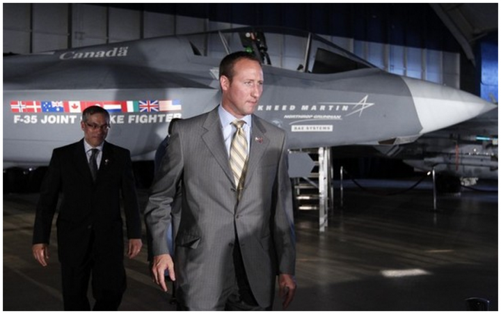 Aeroplans - Le ministre canadien de la défense devant un F-35