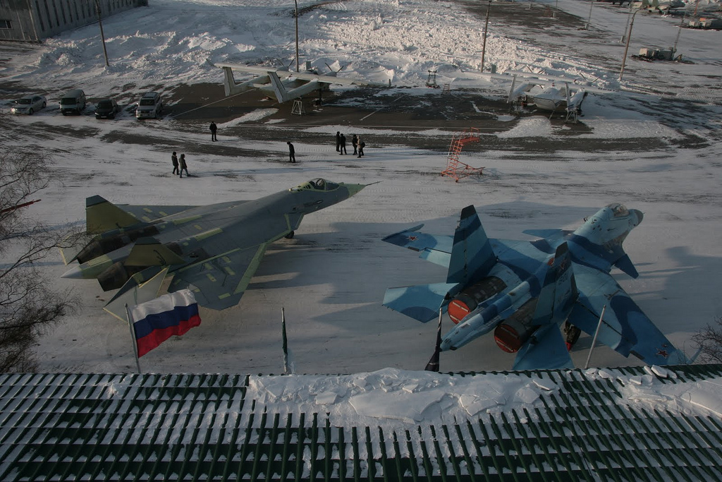 Aeroplans - sukhoi_t-50_pak_fa_and_the_chase_plane_su-27_ub