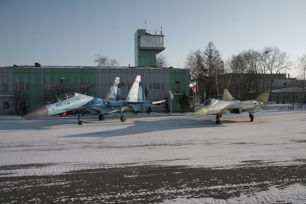 Aeroplans -  sukhoi_t-50_pak_fa_and_the_chase_plane_su-27_ub_2