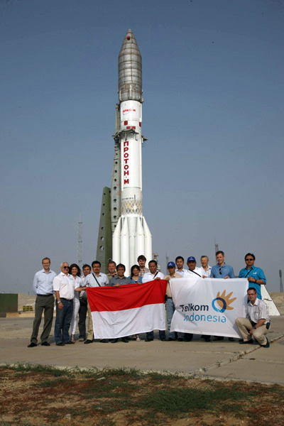 L'équipe indonésienne devant Proton-M (crédit : Khrounitchev)
