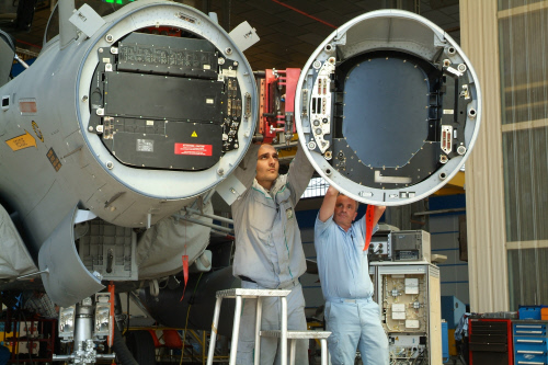 Aeroplans - Thales employees setting up RBE2 radar AESA antenna on a  Rafale, at Dassault Aviation at Istres Air base on april 18, 2007 ©  Kervel/I3M THALES