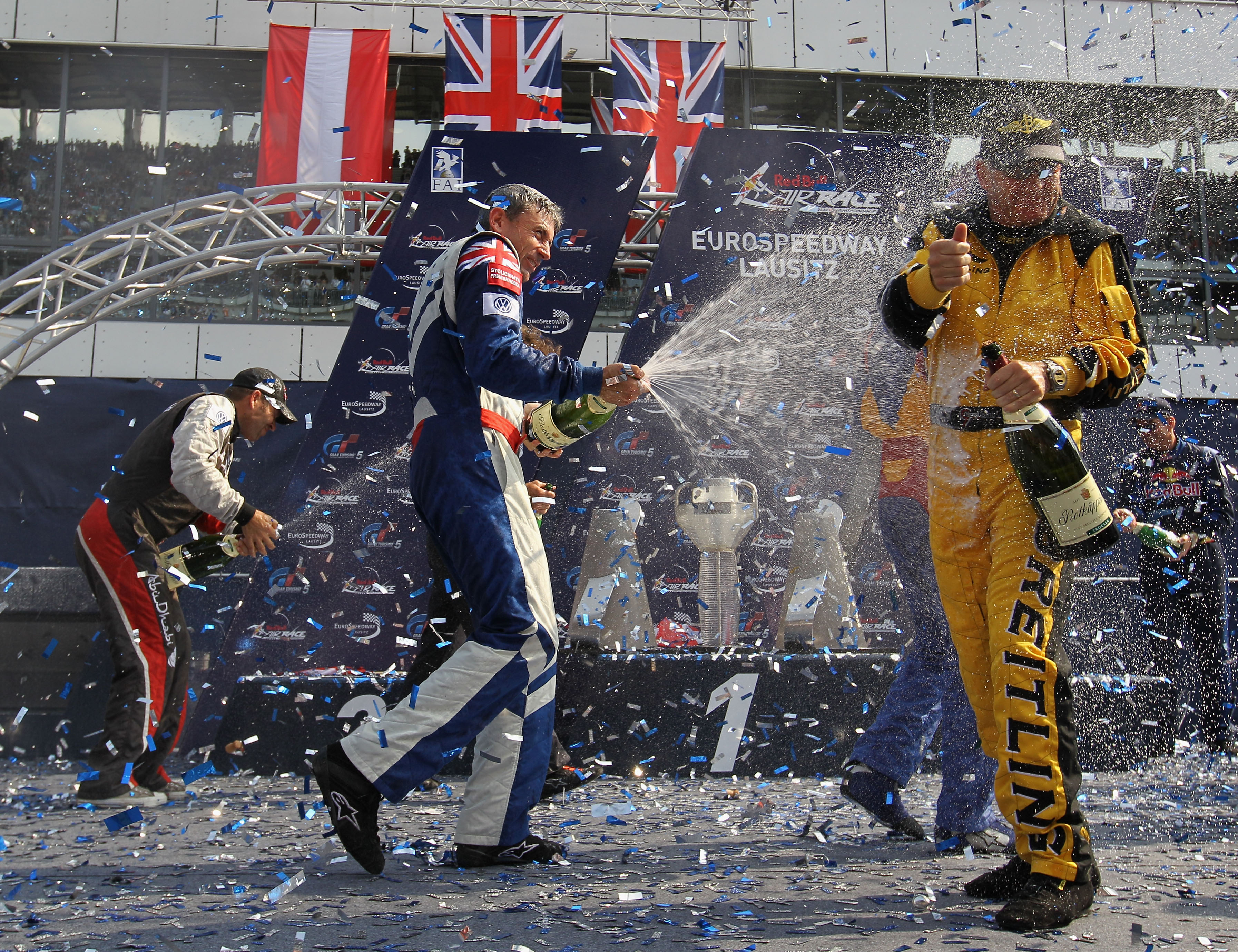 Aeroplans - Paul Bonhomme of Great Britain celebrates winning the Red Bull Air Race World Championship at the Eurospeedway © Hamish Blair / Getty Images for Red Bull Air Race