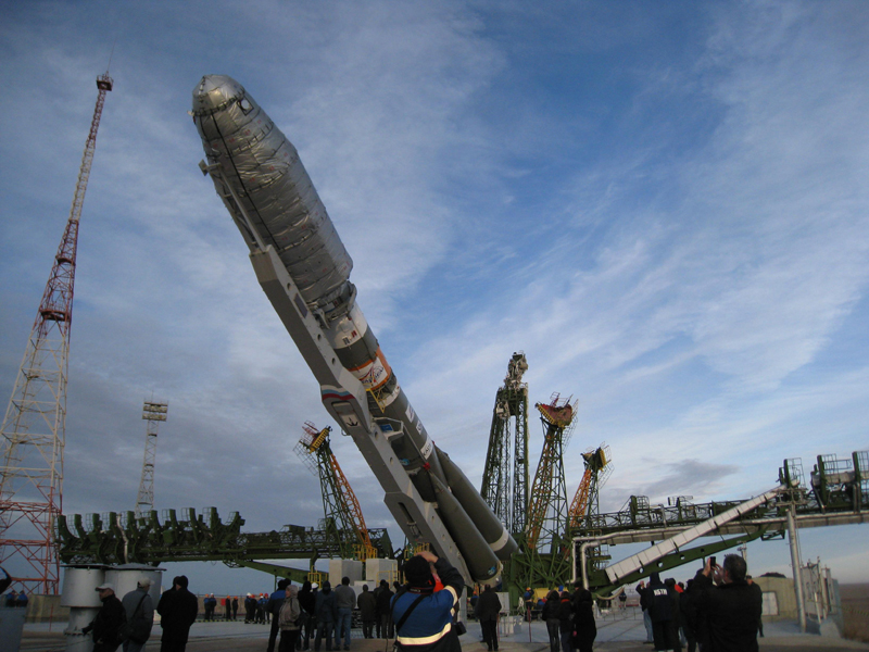 Le lanceur Soyouz-2 est érigé sur le pas de tir n°6 (crédit : Arianespace).